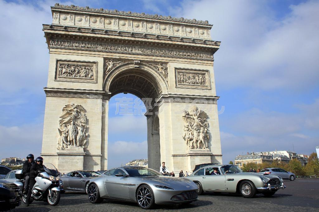 人気スパイ映画「００７」シリーズに登場した役２０台のボンドカー＝２０１５年１０月１１日、フランス・首都パリ（ＡＰ）