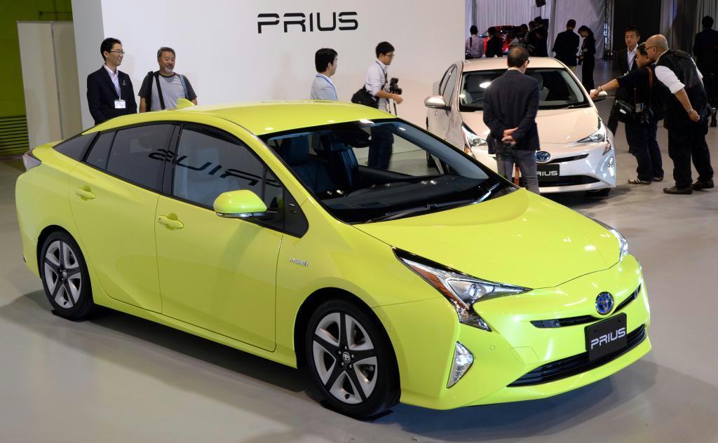 トヨタ自動車は１２月に発売する新型プリウスを国内で初公開した＝１３日、東京都江東区