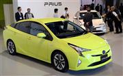 トヨタ自動車は１２月に発売する新型プリウスを国内で初公開した＝１３日、東京都江東区