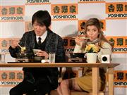 吉野家の「牛すき鍋膳」を試食するお笑い芸人の千原ジュニアさん（左）とタレントのローラさん＝１３日、東京都千代田区