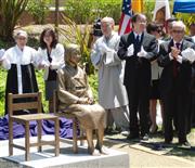 米西部グレンデール市内に設置された慰安婦記念像（黒沢潤撮影）