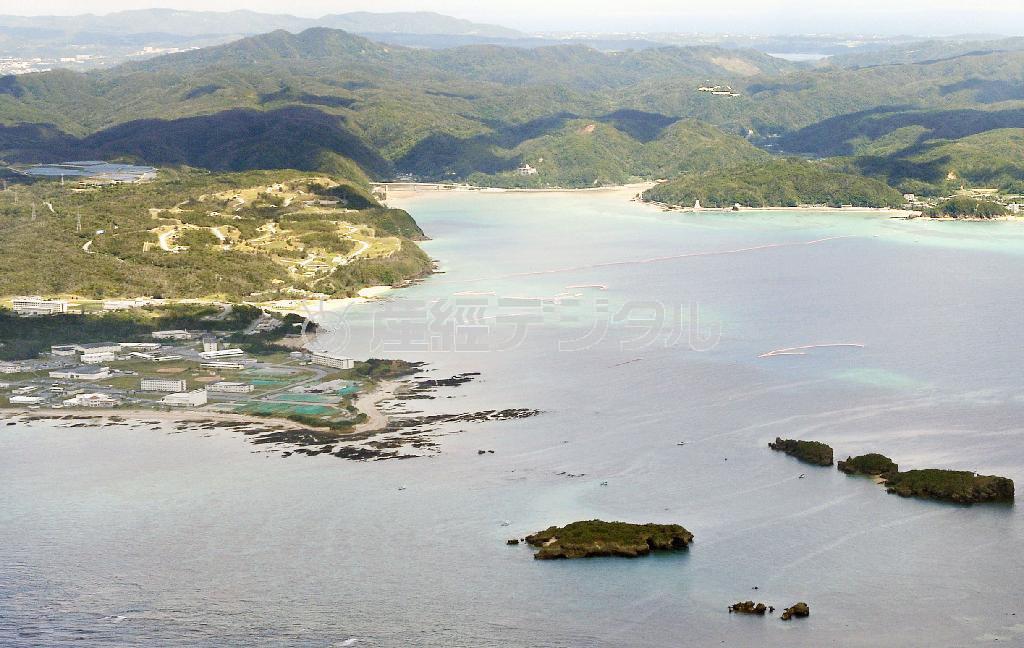 沖縄県の翁長雄志（おなが・たけし）知事が埋め立て承認を正式に取り消した名護市辺野古沿岸部＝２０１５年８月１３日、沖縄県（共同通信社へりから撮影）