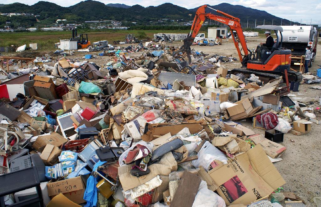 大量のゴミがあふれる処分所。分別はゴミの減量につながる＝２０１１年１０月３日、兵庫県淡路市（岡野祐己撮影）