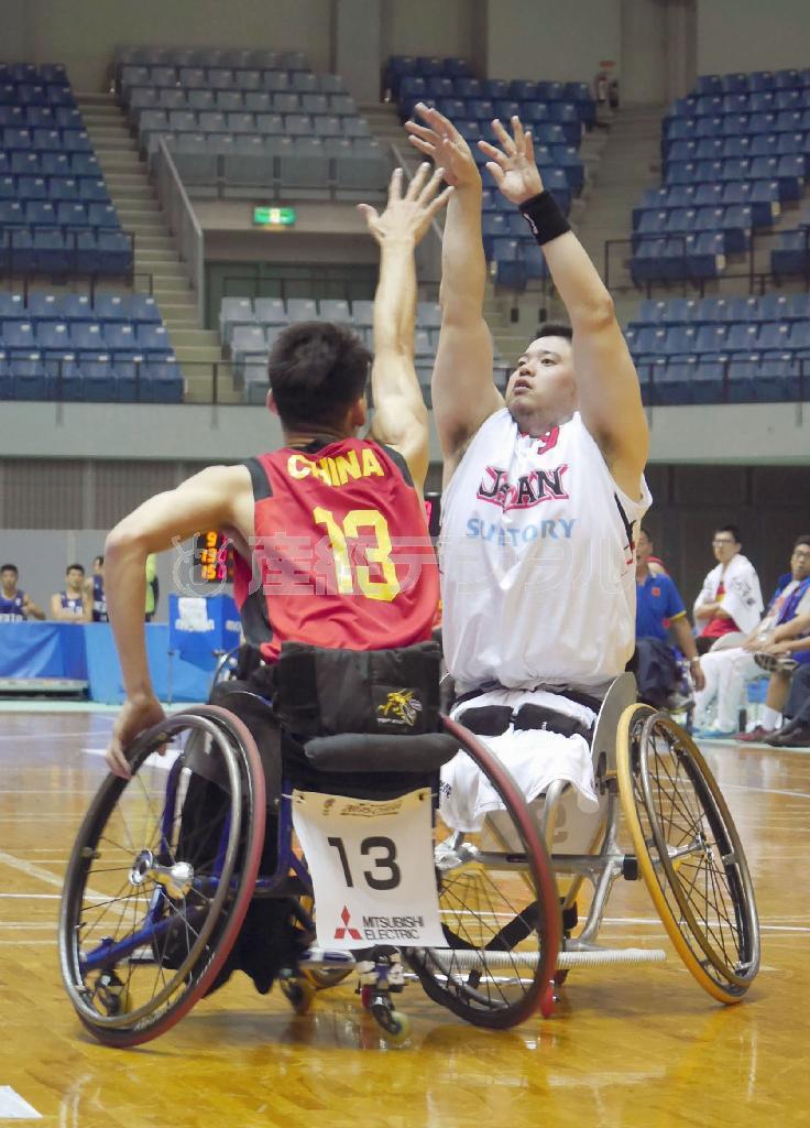 中国戦の第４クオーター、シュートを放つ香西（こうざい）宏昭＝２０１５年１０月１３日、千葉県千葉市中央区の千葉ポートアリーナ（共同）