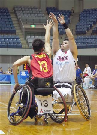 中国戦の第４クオーター、シュートを放つ香西（こうざい）宏昭＝２０１５年１０月１３日、千葉県千葉市中央区の千葉ポートアリーナ（共同）