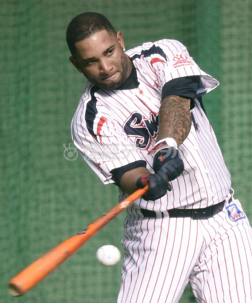 ヤクルトの真中満（まなか・みつる）監督がキーマンに挙げたウラディミール・バレンティンは、黙々と打撃練習に励んだ＝２０１５年１０月１３日、東京都新宿区の神宮球場室内練習場（共同）