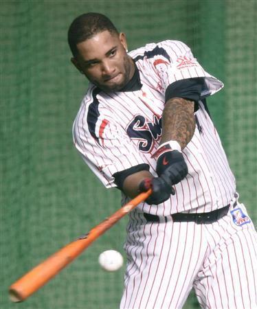 ヤクルトの真中満（まなか・みつる）監督がキーマンに挙げたウラディミール・バレンティンは、黙々と打撃練習に励んだ＝２０１５年１０月１３日、東京都新宿区の神宮球場室内練習場（共同）