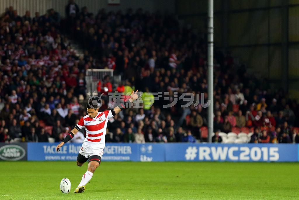 後半、ペナルティゴール（ＰＧ）を決める五郎丸歩（ごろうまる・あゆむ）。１次リーグで１位の１３ＰＧを決めた右足は世界を驚かせた＝２０１５年１０月１１日、イギリス・グロスター（山田俊介撮影）