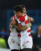 米国を破り、試合終了後に抱き合う五郎丸歩（ごろうまる・あゆむ、右）とアマナキ・レレイ・マフィ＝２０１５年１０月１２日、イギリス・グロスター（山田俊介撮影）