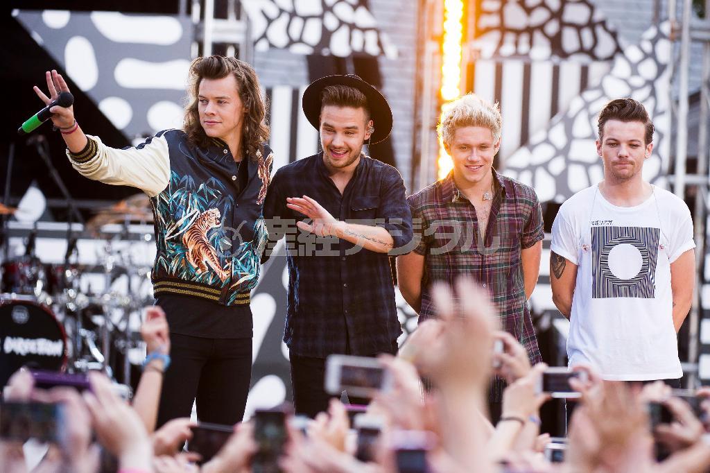 英４人組グループ「ワン・ディレクション」（１Ｄ）のリアム・ペインさん（左から２人目）と、ルイ・トムリンソンさん（右端）＝２０１５年８月４日、米ニューヨーク（ＡＰ）