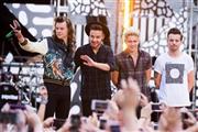 英４人組グループ「ワン・ディレクション」（１Ｄ）のリアム・ペインさん（左から２人目）と、ルイ・トムリンソンさん（右端）＝２０１５年８月４日、米ニューヨーク（ＡＰ）