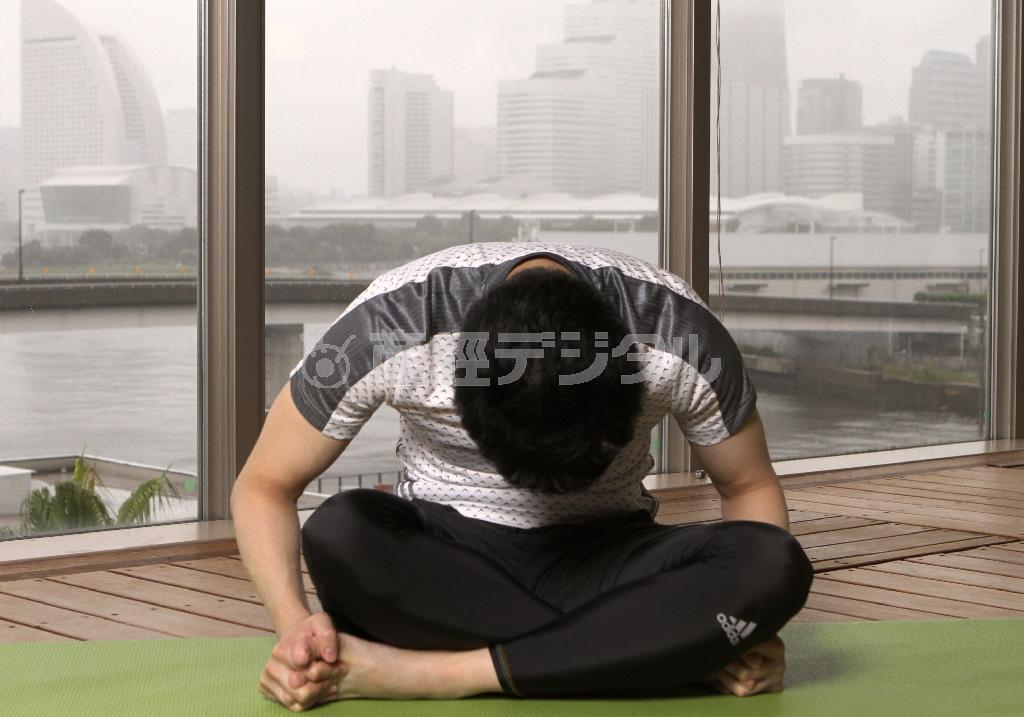 つま先と伸ばす前屈＝２０１５年９月１７日、神奈川県横浜市神奈川区のインスパ横浜（田中幸美撮影）