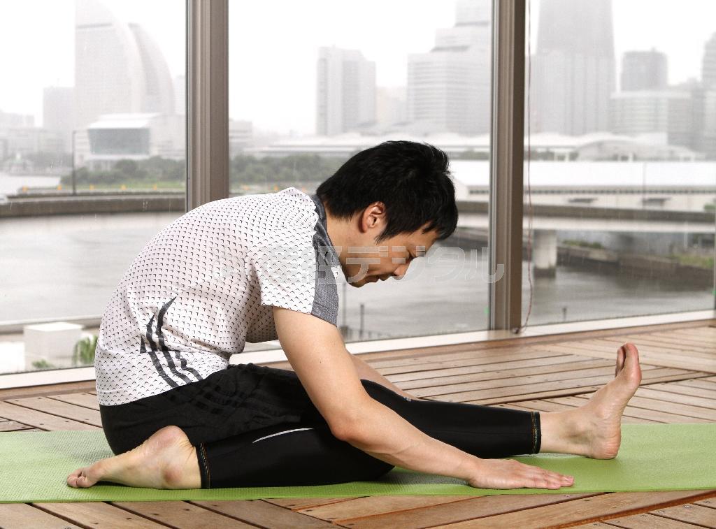 片足を折った前屈＝２０１５年９月１７日、神奈川県横浜市神奈川区のインスパ横浜（田中幸美撮影）