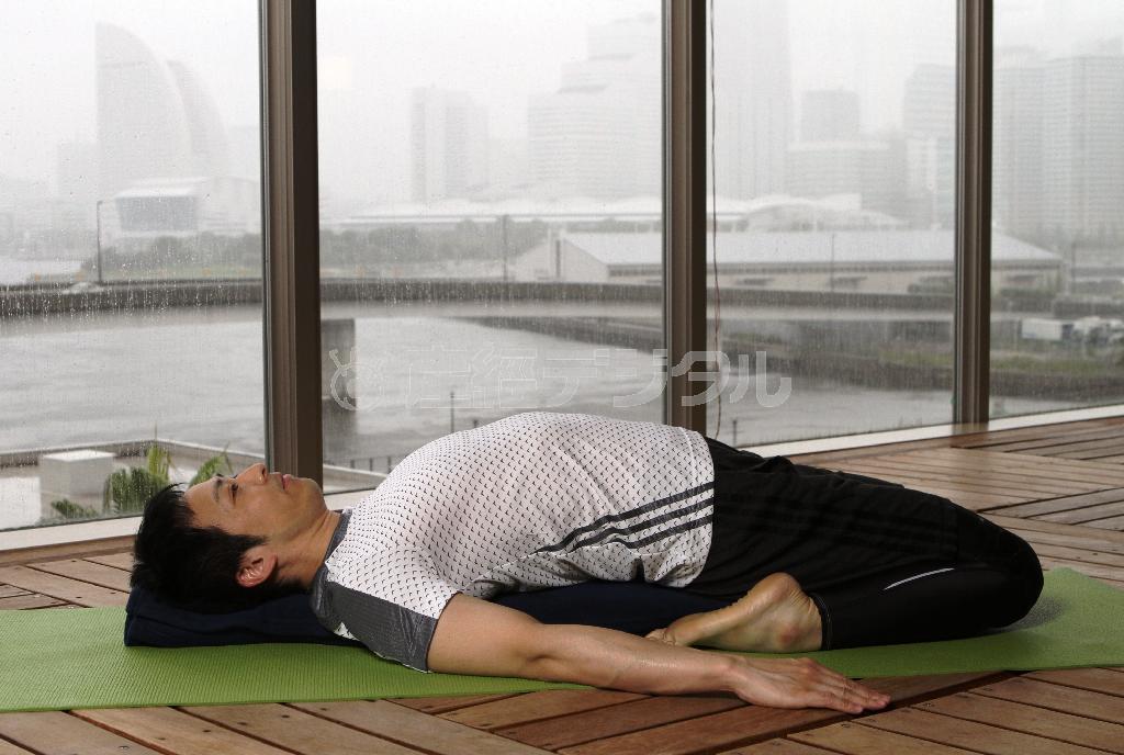 横になる英雄座＝２０１５年９月１７日、神奈川県横浜市神奈川区のインスパ横浜（田中幸美撮影）