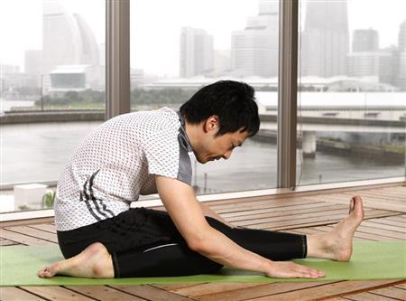 片足を折った前屈＝２０１５年９月１７日、神奈川県横浜市神奈川区のインスパ横浜（田中幸美撮影）