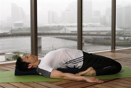 横になる英雄座＝２０１５年９月１７日、神奈川県横浜市神奈川区のインスパ横浜（田中幸美撮影）