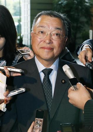 安倍首相との会談後、記者の質問に答える、自民党税調会長に内定している宮沢洋一氏＝１４日午前、首相官邸