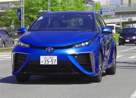 軽快に走るトヨタ自動車の燃料電池車「ミライ」