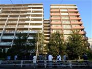 施工不良で建物が傾いていることが判明した、三井不動産グループが販売した大型マンション。中央奥に見えるのが段差が生じていた通路＝１４日午後、横浜市都筑区（鴨川一也撮影）