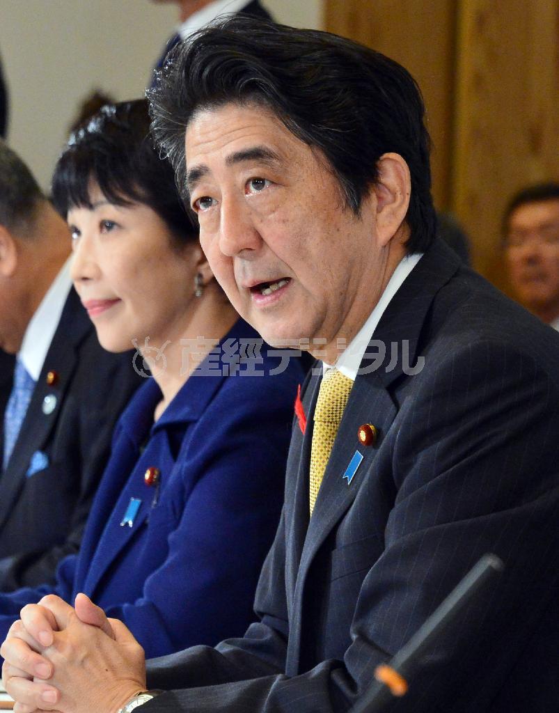軽減税率を導入する方向で検討するよう指示した安倍晋三（しんぞう）首相＝２０１５年１０月１４日、首相官邸（斎藤良雄撮影）