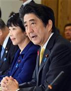軽減税率を導入する方向で検討するよう指示した安倍晋三（しんぞう）首相＝２０１５年１０月１４日、首相官邸（斎藤良雄撮影）