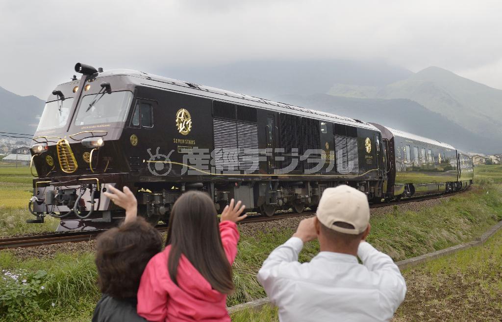 大分県由布市内を走るＪＲ九州の豪華寝台列車「ななつ星ｉｎ九州」＝２０１３年１０月（共同）