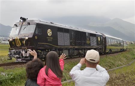 大分県由布市内を走るＪＲ九州の豪華寝台列車「ななつ星ｉｎ九州」＝２０１３年１０月（共同）