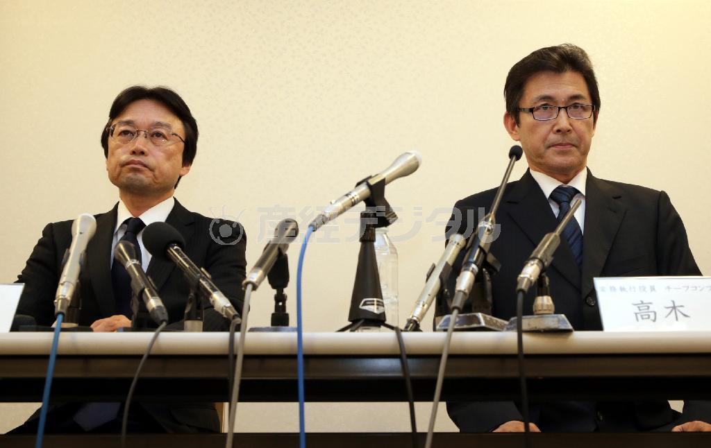 防振ゴム製品の性能データ改竄（かいざん）について、記者会見する東洋ゴム工業の高木康史常務執行役員（右）ら＝２０１５年１０月１４日午後、大阪市（門井聡撮影）