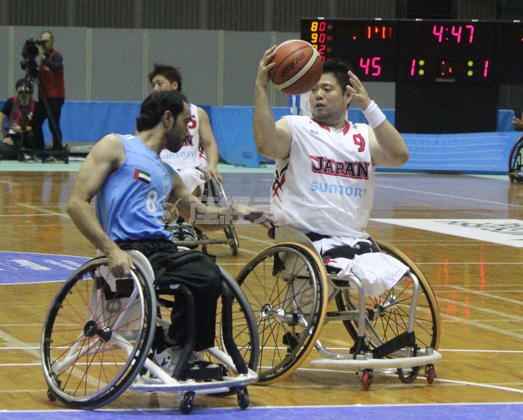 アラブ首長国連邦（ＵＡＥ）戦でボールを保持する香西（こうざい）宏昭（右）＝２０１５年１０月１４日、千葉県千葉市中央区の千葉ポートアリーナ（浜田慎太郎撮影）