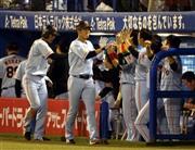 五回、逆転の２ランホームランを放ちベンチで迎えられる巨人・坂本勇人（中央）＝２０１５年１０月１４日、東京都新宿区の神宮球場（中島信生撮影）