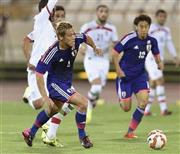 イラン戦の前半、ボールを奪われる本田圭佑（けいすけ、手前）＝２０１５年１０月１３日、イラン・首都テヘラン（共同）