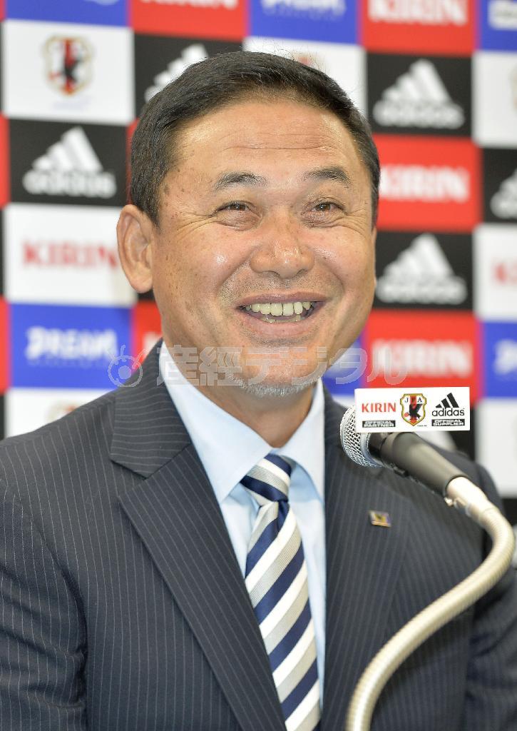 笑顔で記者会見するサッカー女子日本代表の佐々木則夫監督＝２０１５年１０月１４日、東京都文京区（共同）