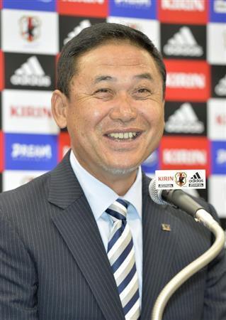 笑顔で記者会見するサッカー女子日本代表の佐々木則夫監督＝２０１５年１０月１４日、東京都文京区（共同）