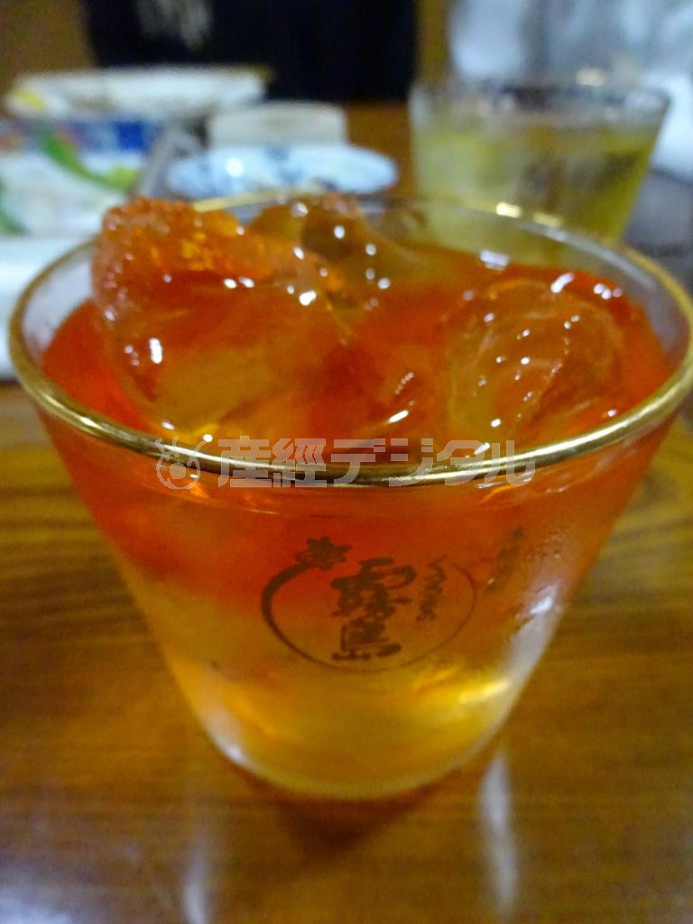 黒霧島をベースにした「健麗酒」シリーズ（通信販売限定）。ピンク色のものは、アスタキサンチンを加えた「ＡＸ霧島」。炭酸で割ると、シャンパン感覚で楽しめる＝２０１５年１０月７日、宮崎県都城市（竹中岳彦撮影）