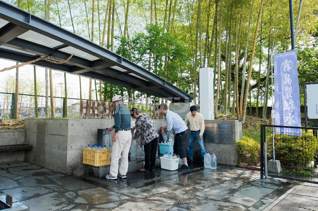 志比田（しびた）増設工場に隣接する「霧島ファクトリーガーデン」にある「霧島裂罅水（れっかすい）の泉」は、水を汲みにくる人が絶えない＝２０１４年５月１３日、宮崎県都城市（霧島酒造提供）