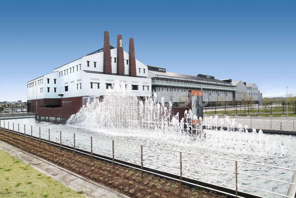 霧島酒造の本社増設工場。噴水は工場からも見渡せる霧島の山並みをモチーフにしている＝２０１２年３月１３日、宮崎県都城市（霧島酒造提供）