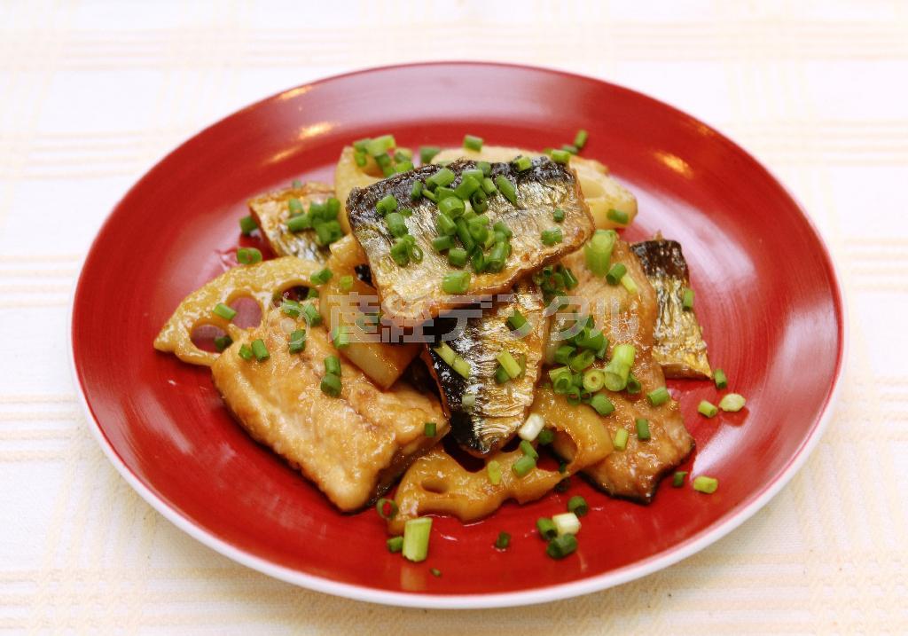 サンマとレンコンの照り焼き。※４４３ｋｃａｌ、塩分１．７グラム（１人分）
