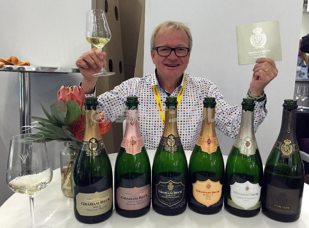 グラハム・ベック・ワインズのスパークリングとセラー・マスターのピーター・フェレイラさん＝２０１５年９月１７日（青木冨美子さん撮影）