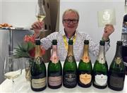 グラハム・ベック・ワインズのスパークリングとセラー・マスターのピーター・フェレイラさん＝２０１５年９月１７日（青木冨美子さん撮影）