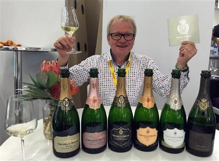 グラハム・ベック・ワインズのスパークリングとセラー・マスターのピーター・フェレイラさん＝２０１５年９月１７日（青木冨美子さん撮影）