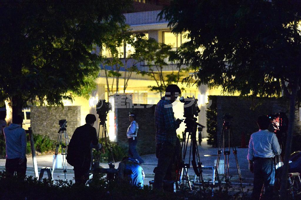 三井不動産グループが販売した大型マンション周辺に集まる報道陣ら＝２０１５年１０月１５日午後、神奈川県横浜市都筑区（宮崎瑞穂撮影）