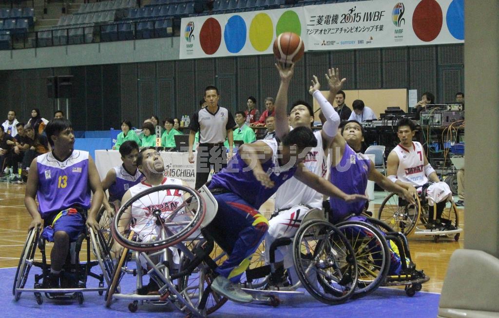 混戦の中でも動じずシュートを放つ土子（つちこ）大輔（右から３人目）＝２０１５年１０月１５日、千葉県千葉市中央区の千葉ポートアリーナ（浜田慎太郎撮影）