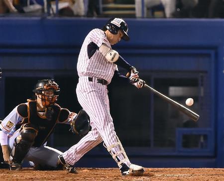 四回に先制の口火を切る右前打を放つヤクルトの川端慎吾＝２０１５年１０月１５日、東京都新宿区の神宮球場（斎藤浩一撮影）