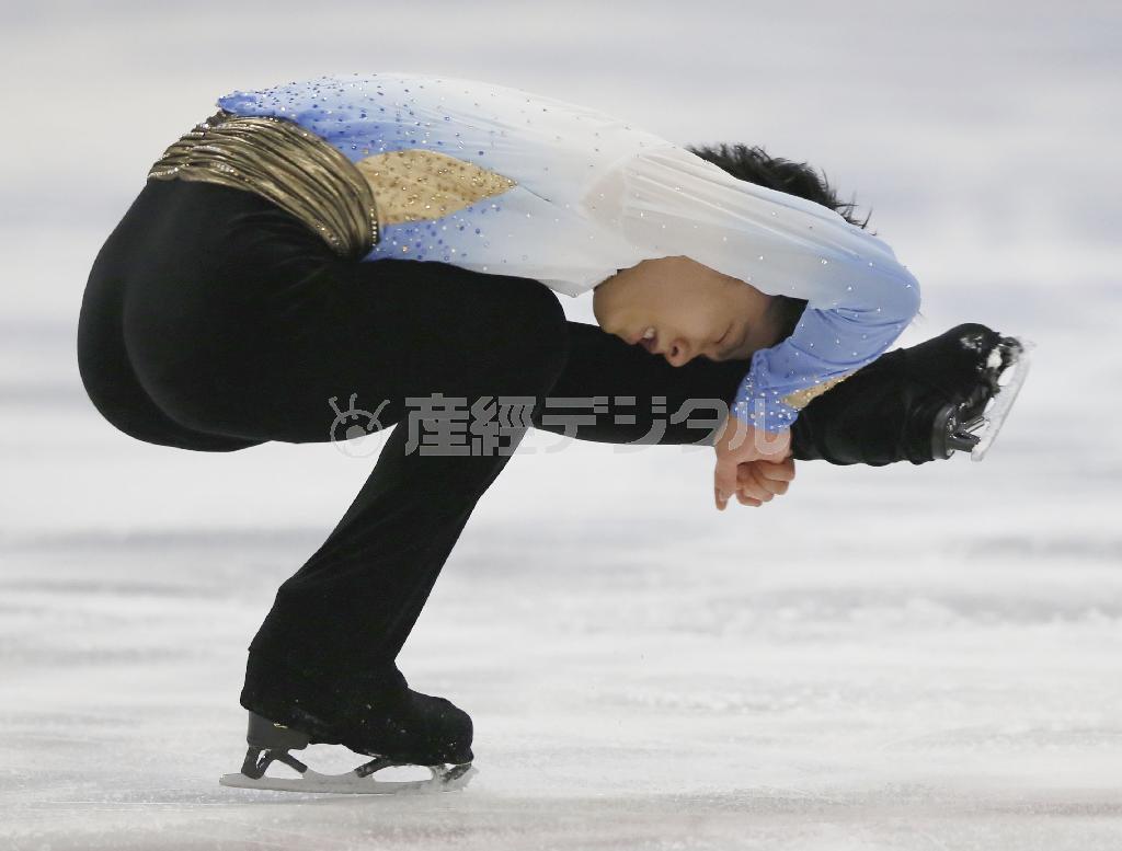 男子ＳＰでスピンする羽生結弦（はにゅう・ゆづる）＝カナダ・オンタリオ州バリー（共同）