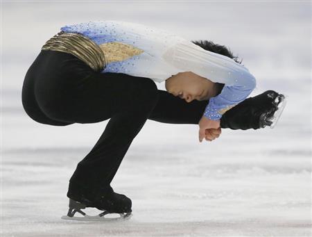 男子ＳＰでスピンする羽生結弦（はにゅう・ゆづる）＝カナダ・オンタリオ州バリー（共同）