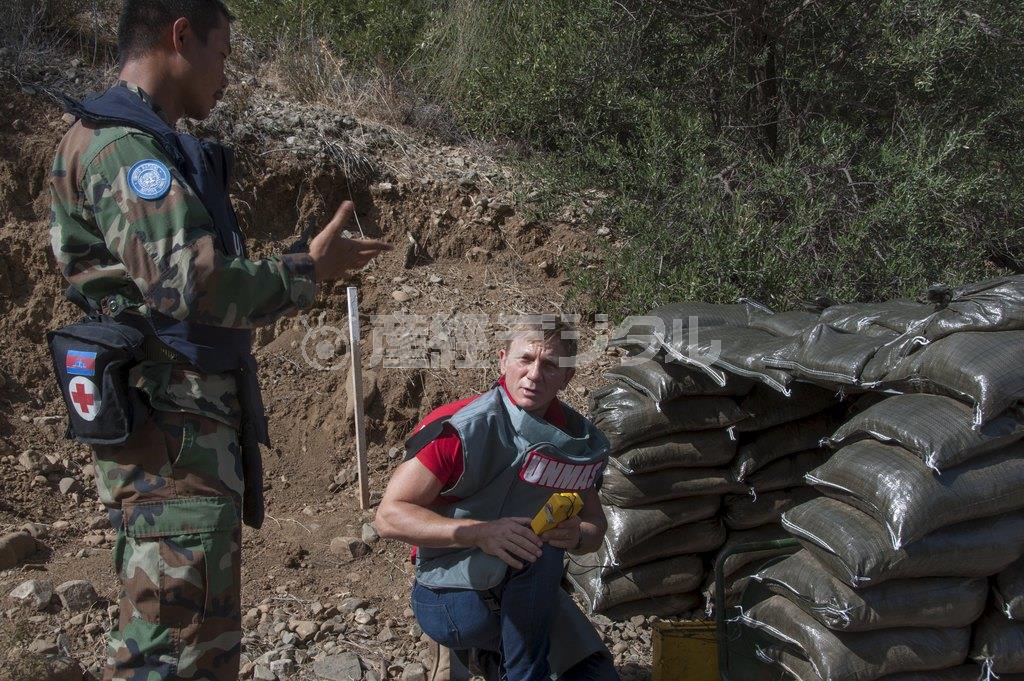 英俳優のダニエル・クレイグさん（中央）＝２０１５年１０月１３日、キプロス・首都ニコシア（ロイター）