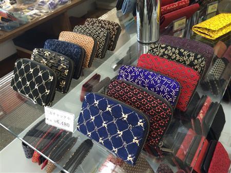 甲州印傳（いんでん）を使った小物入れ。繊細な意匠が特徴だ＝２０１５年６月１０日、山梨県甲府市（北林功さん提供）