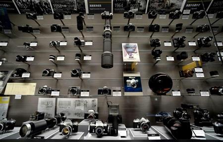 「ニコンミュージアム」にはさまざまな種類のカメラ、レンズが一堂に展示されている＝１６日、東京都港区