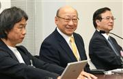 記者会見する任天堂の君島達己新社長（中央）と竹田玄洋専務（右）、宮本茂専務。この３人による“トロイカ体制”に注目が集まる＝９月１４日、大阪市