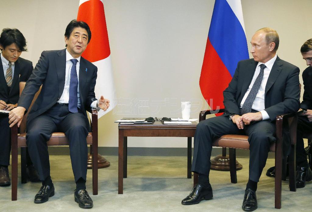 ロシアのウラジーミル・プーチン大統領（右）と会談する安倍晋三（しんぞう）首相。北方領土交渉は一筋縄ではいかない＝２０１５年９月２８日、米ニューヨークの国連本部（共同）